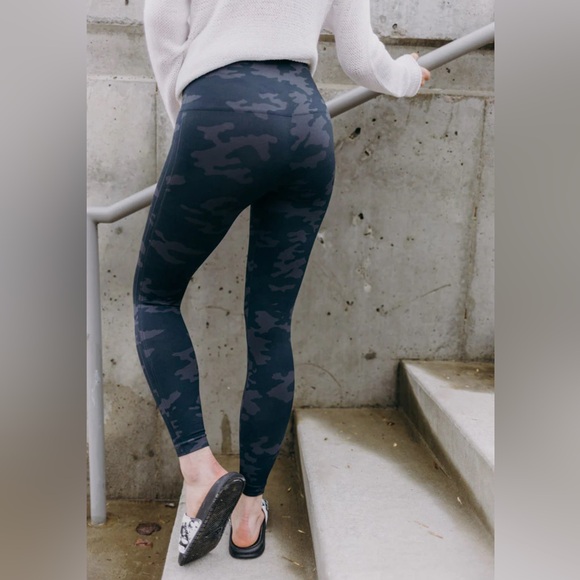 Spanx Look At Me Now Black Camo Leggings, NWT - Picture 5 of 14